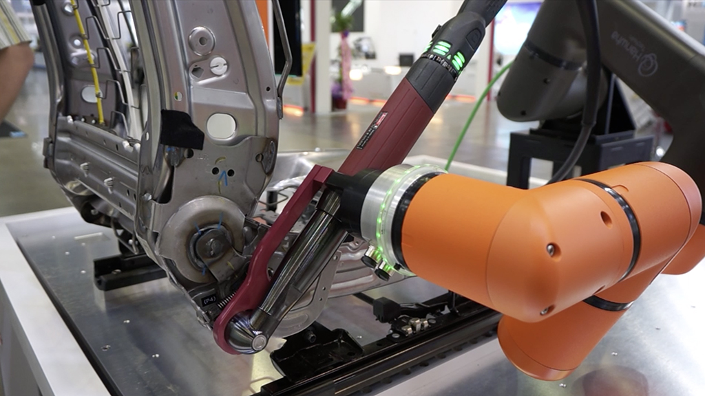 Robot Hanwha HCR - aplicație asamblare scaun auto