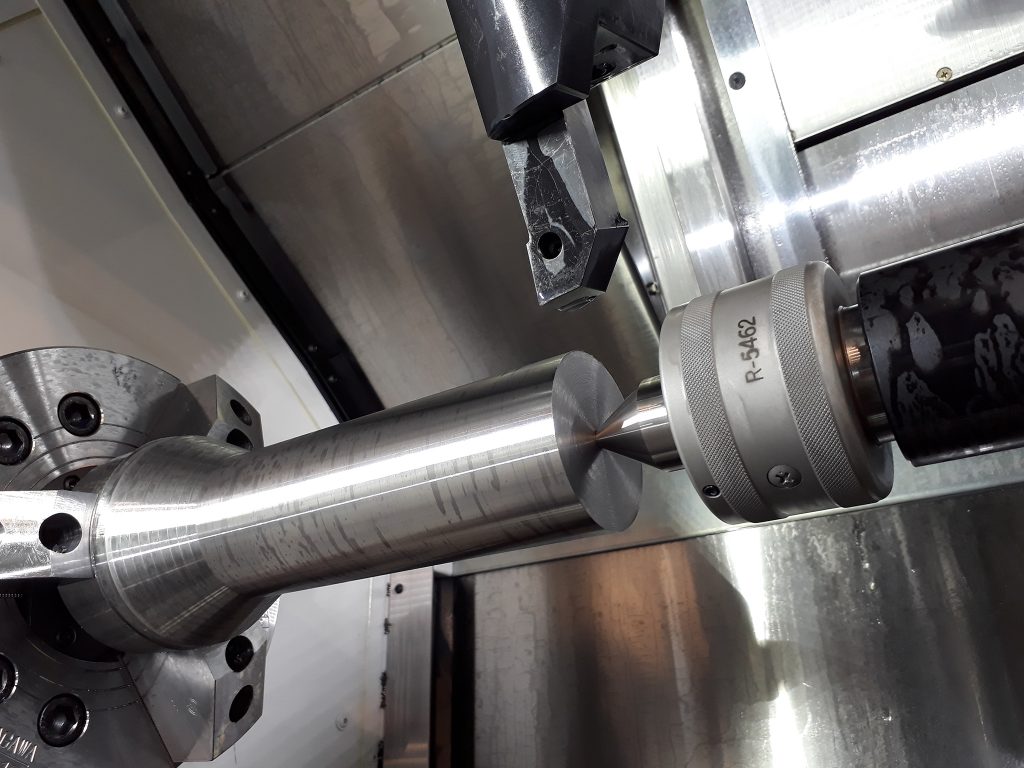 (axial) Universal, piesă, pinolă mobilă și (vertical) scula de prelucrare