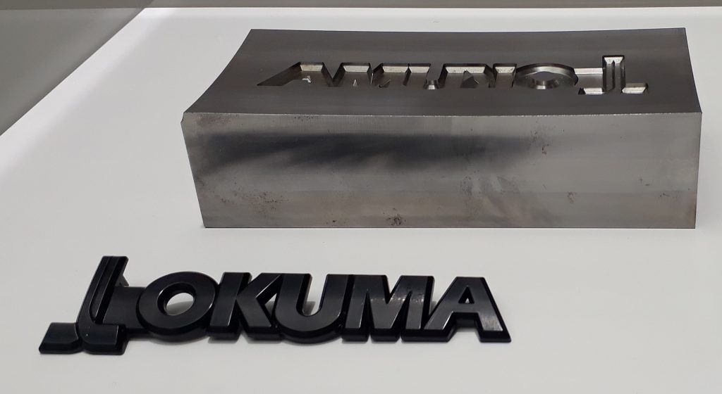 Matriță pentru turnat logo OKUMA, care se aplică pe mașinile CNC