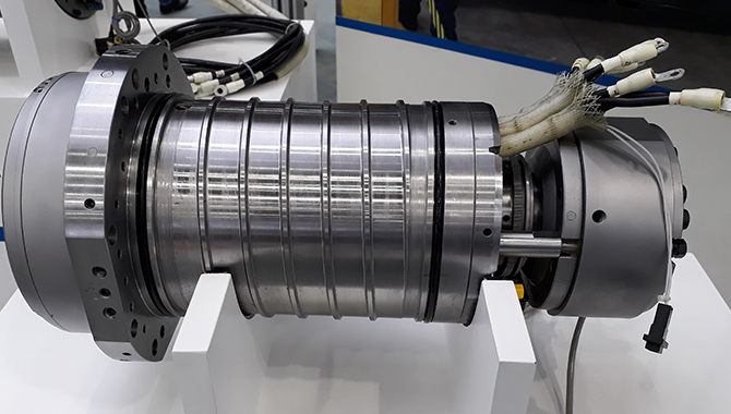 Motorul cu reluctanță PREX de la Okuma integrat în arborele principal
