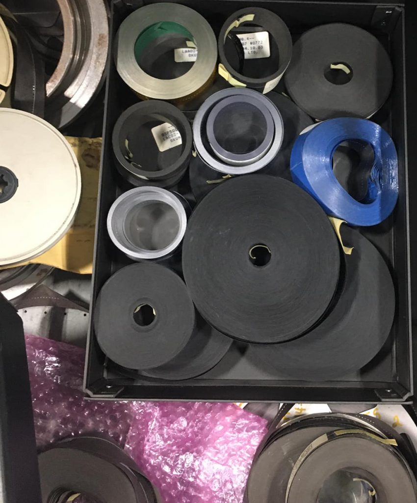 Programarea masinilor-unelte cu comandă numerică pe bandă perforată